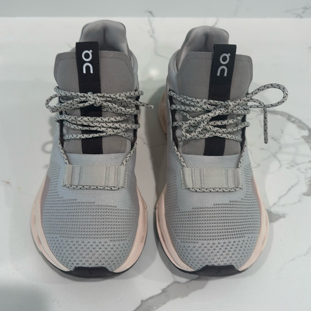 Like new women’s on cloud, tennis shoes, size 6